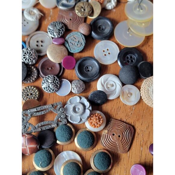 Vtg Mixed Lot All Types Buttons 188 Pieces Wood Metal Plastic Small To Large - Picture 7 of 12